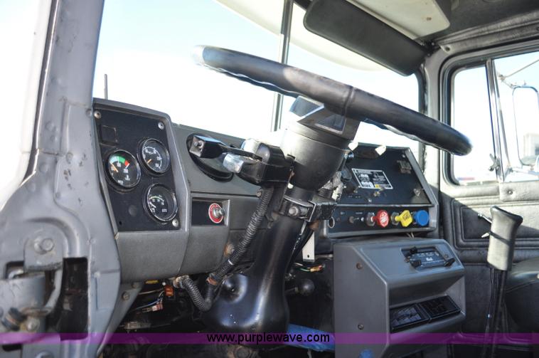 image for item G7093 2001 Mack RD688S semi truck