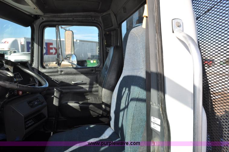 image for item G7093 2001 Mack RD688S semi truck