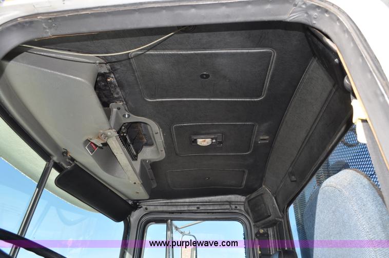 image for item G7093 2001 Mack RD688S semi truck