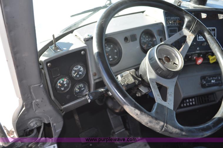 image for item G7093 2001 Mack RD688S semi truck