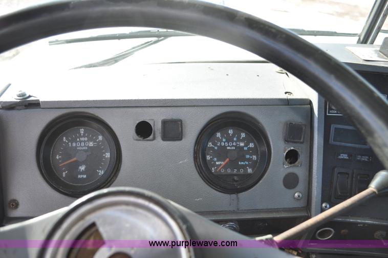 image for item G7093 2001 Mack RD688S semi truck