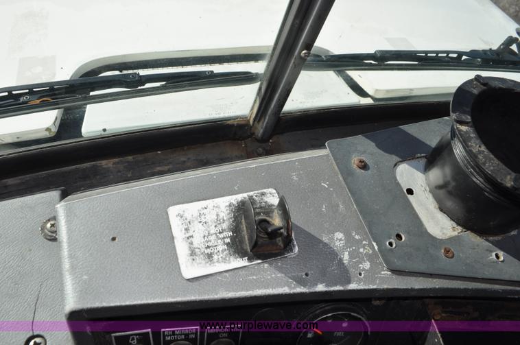 image for item G7093 2001 Mack RD688S semi truck