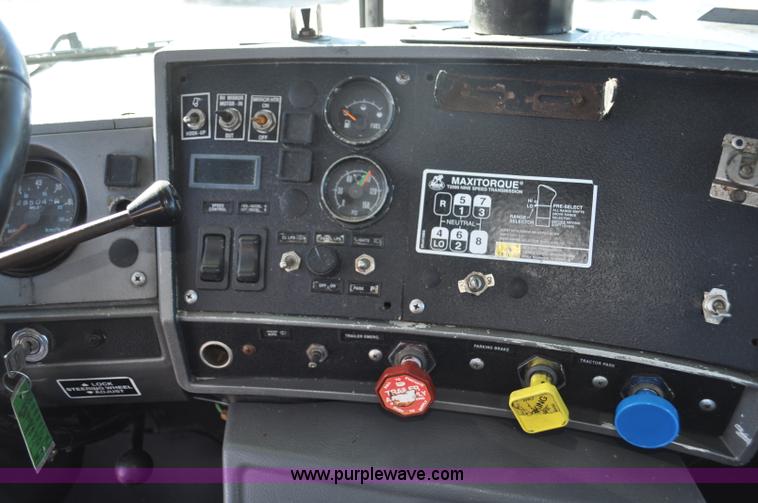 image for item G7093 2001 Mack RD688S semi truck