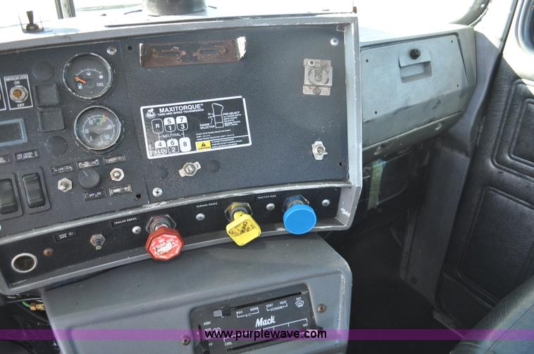 image for item G7093 2001 Mack RD688S semi truck