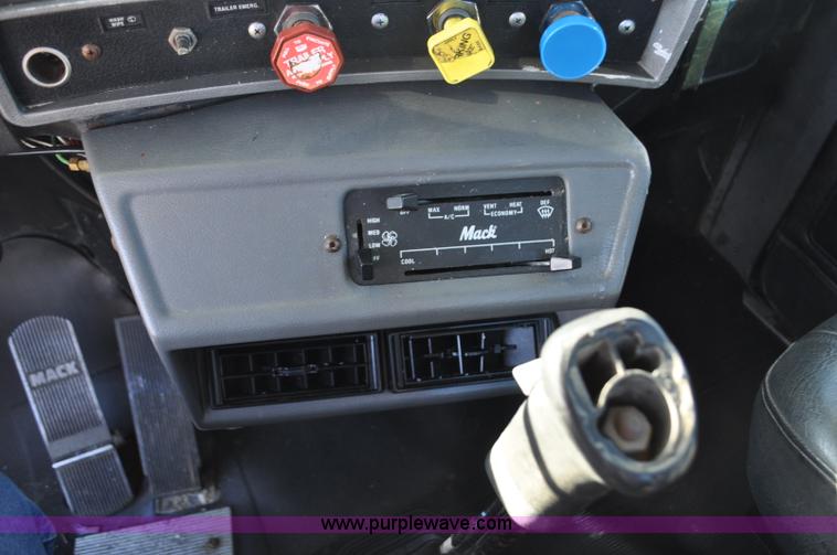 image for item G7093 2001 Mack RD688S semi truck