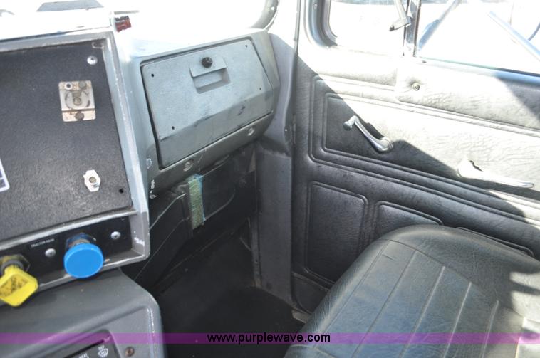 image for item G7093 2001 Mack RD688S semi truck