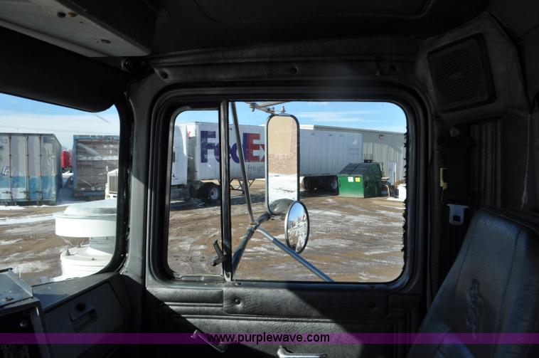 image for item G7093 2001 Mack RD688S semi truck