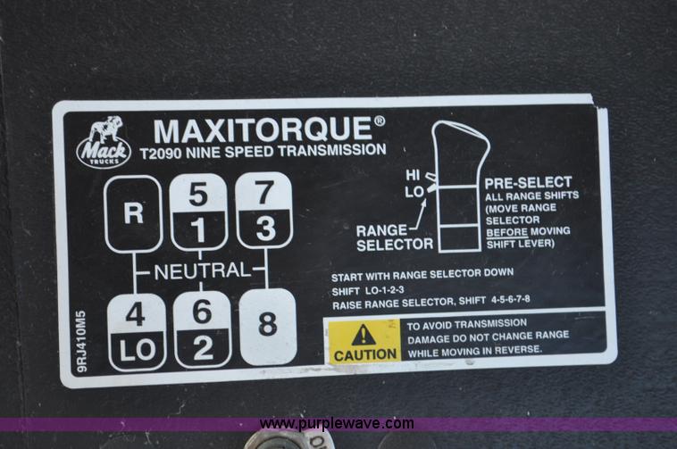 image for item G7093 2001 Mack RD688S semi truck