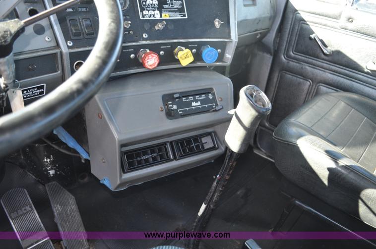 image for item G7093 2001 Mack RD688S semi truck