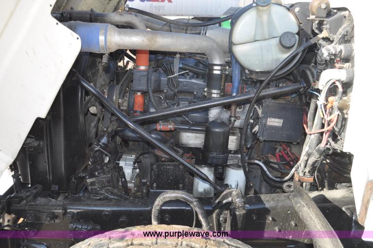 image for item G7093 2001 Mack RD688S semi truck