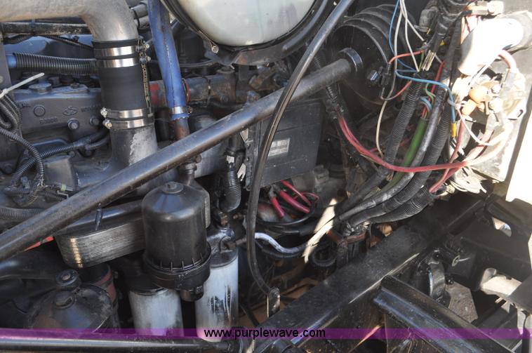 image for item G7093 2001 Mack RD688S semi truck