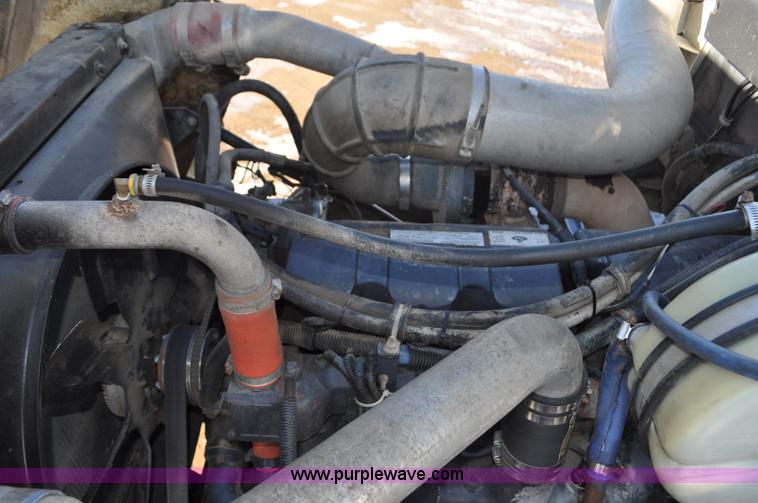 image for item G7093 2001 Mack RD688S semi truck