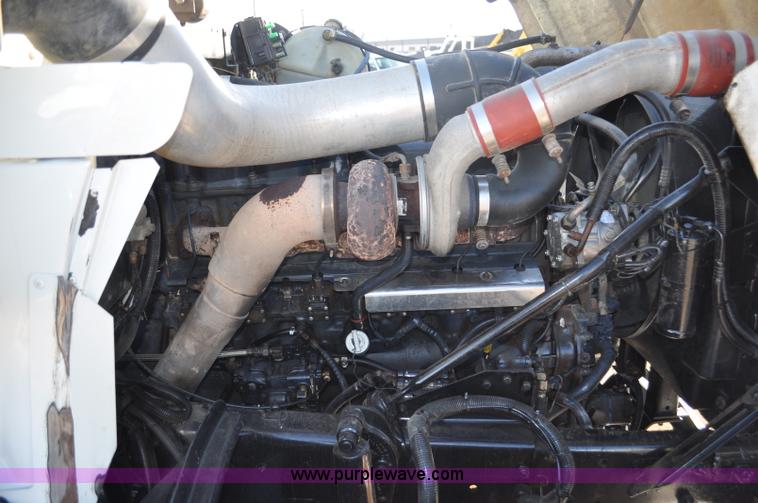 image for item G7093 2001 Mack RD688S semi truck