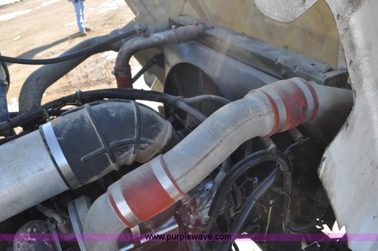 image for item G7093 2001 Mack RD688S semi truck