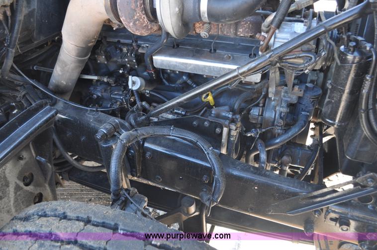 image for item G7093 2001 Mack RD688S semi truck