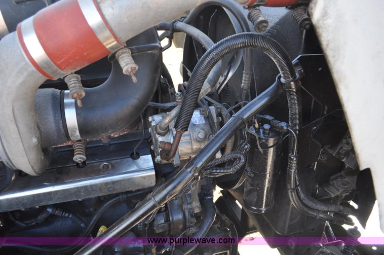 image for item G7093 2001 Mack RD688S semi truck