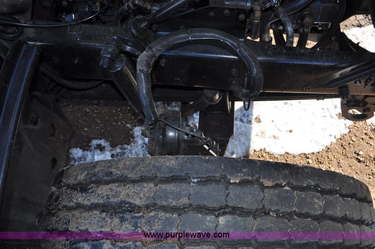 image for item G7093 2001 Mack RD688S semi truck