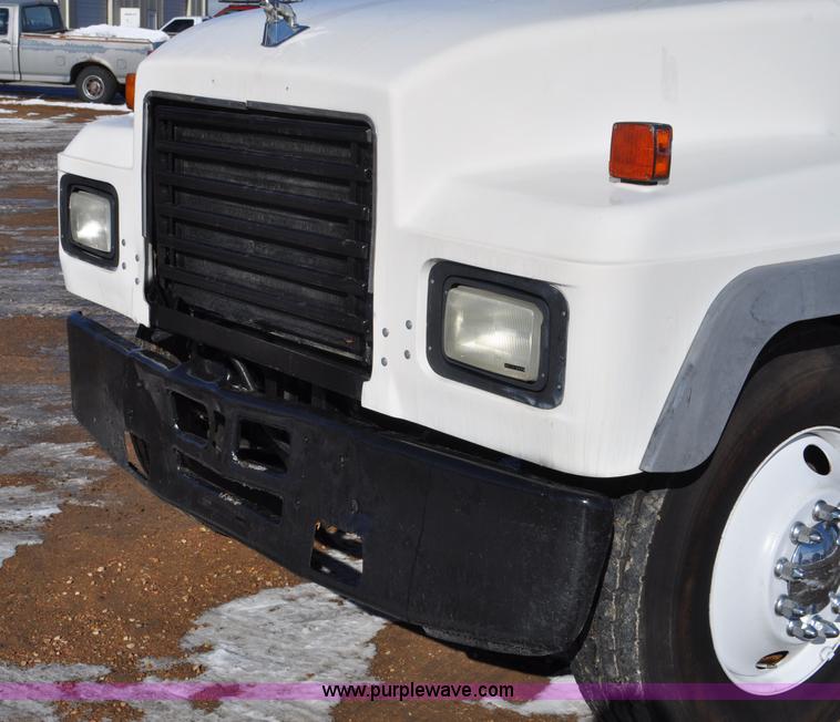 image for item G7093 2001 Mack RD688S semi truck