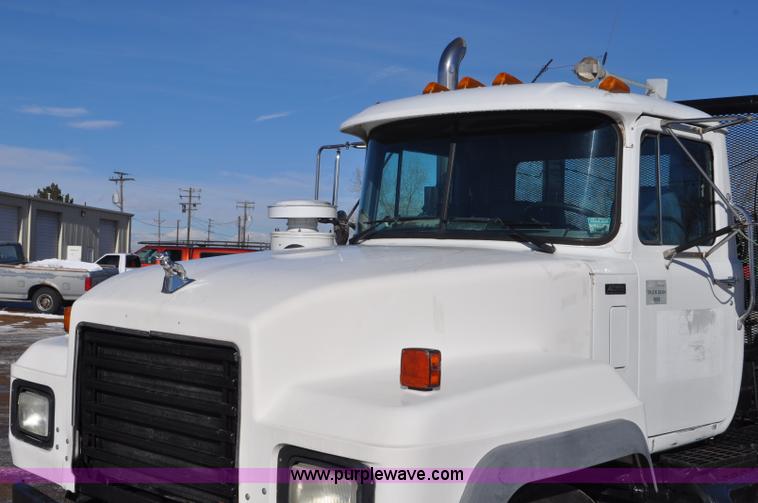 image for item G7093 2001 Mack RD688S semi truck