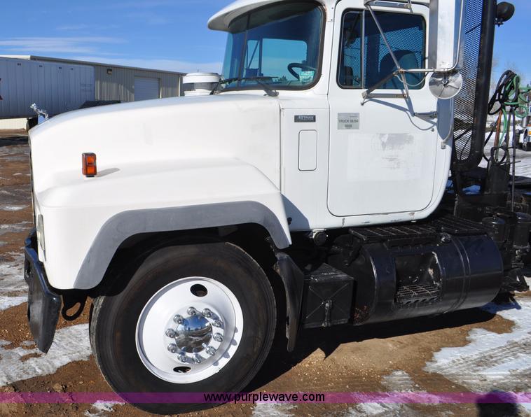 image for item G7093 2001 Mack RD688S semi truck