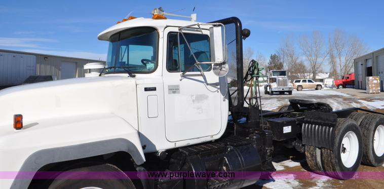 image for item G7093 2001 Mack RD688S semi truck