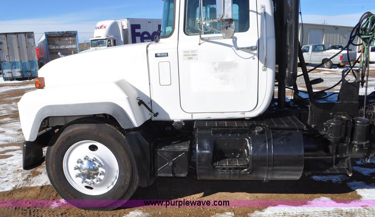 image for item G7093 2001 Mack RD688S semi truck
