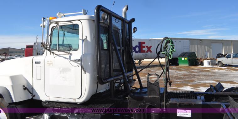 image for item G7093 2001 Mack RD688S semi truck