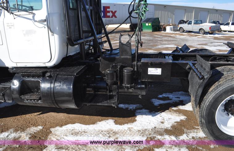 image for item G7093 2001 Mack RD688S semi truck