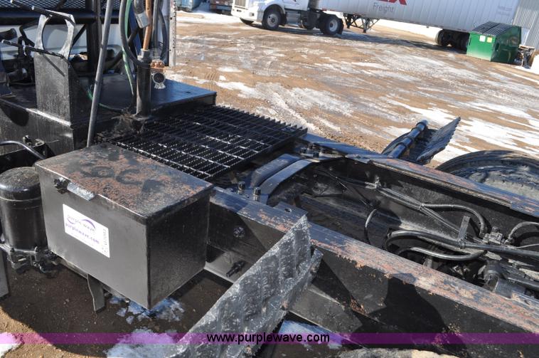 image for item G7093 2001 Mack RD688S semi truck