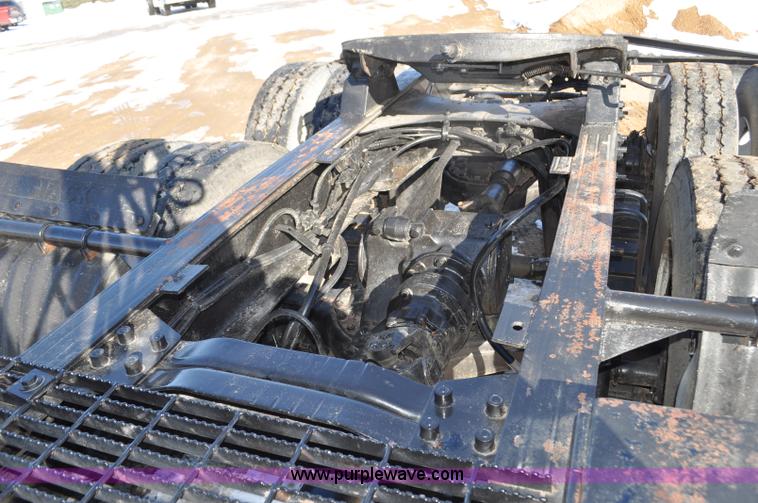 image for item G7093 2001 Mack RD688S semi truck