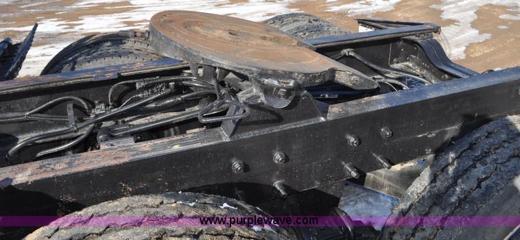 image for item G7093 2001 Mack RD688S semi truck