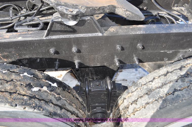 image for item G7093 2001 Mack RD688S semi truck