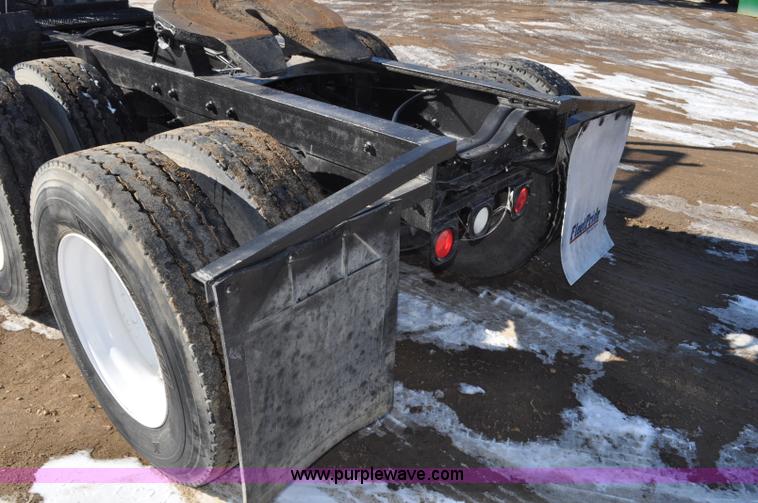 image for item G7093 2001 Mack RD688S semi truck