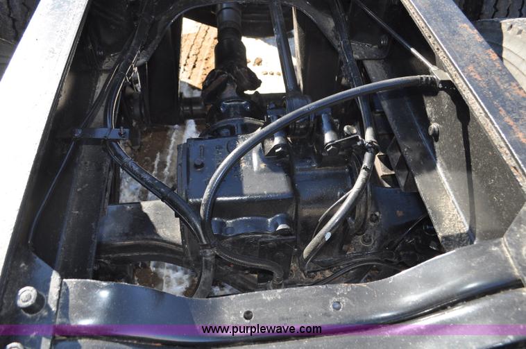 image for item G7093 2001 Mack RD688S semi truck