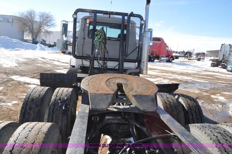 image for item G7093 2001 Mack RD688S semi truck