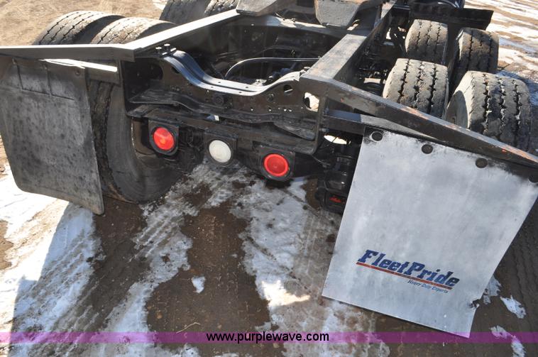 image for item G7093 2001 Mack RD688S semi truck