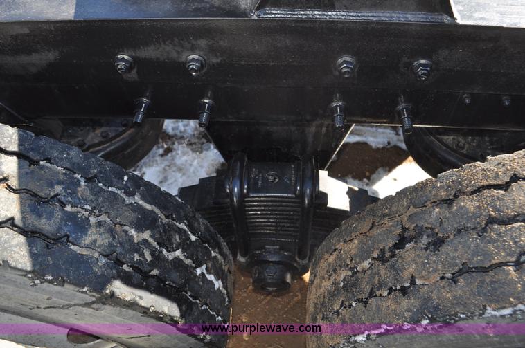 image for item G7093 2001 Mack RD688S semi truck