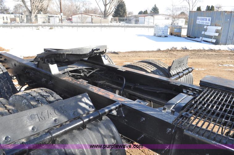 image for item G7093 2001 Mack RD688S semi truck