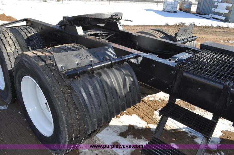 image for item G7093 2001 Mack RD688S semi truck