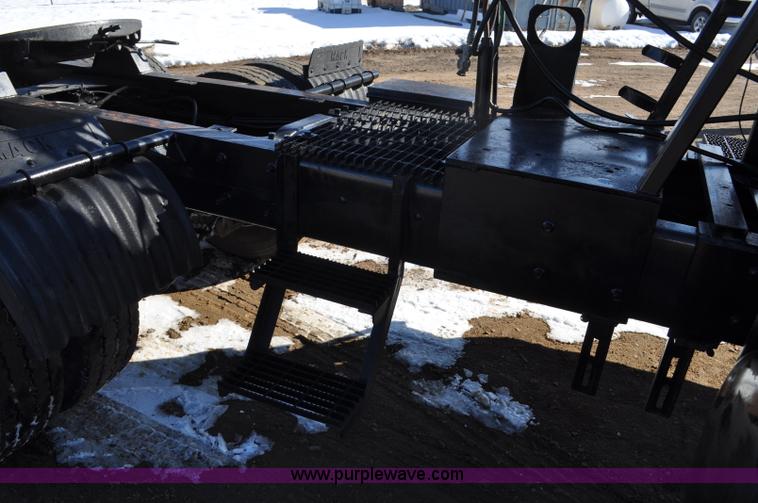 image for item G7093 2001 Mack RD688S semi truck