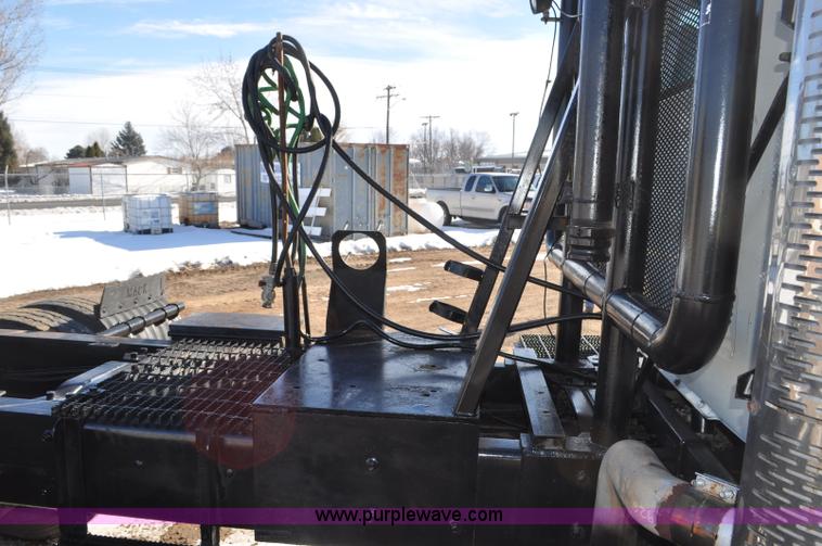 image for item G7093 2001 Mack RD688S semi truck