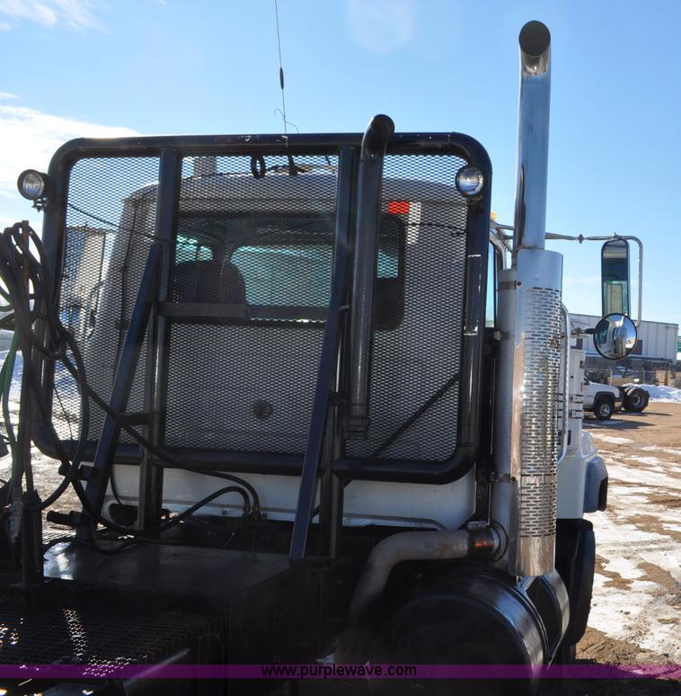 image for item G7093 2001 Mack RD688S semi truck