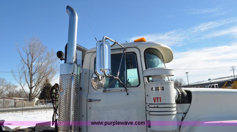 image for item G7093 2001 Mack RD688S semi truck