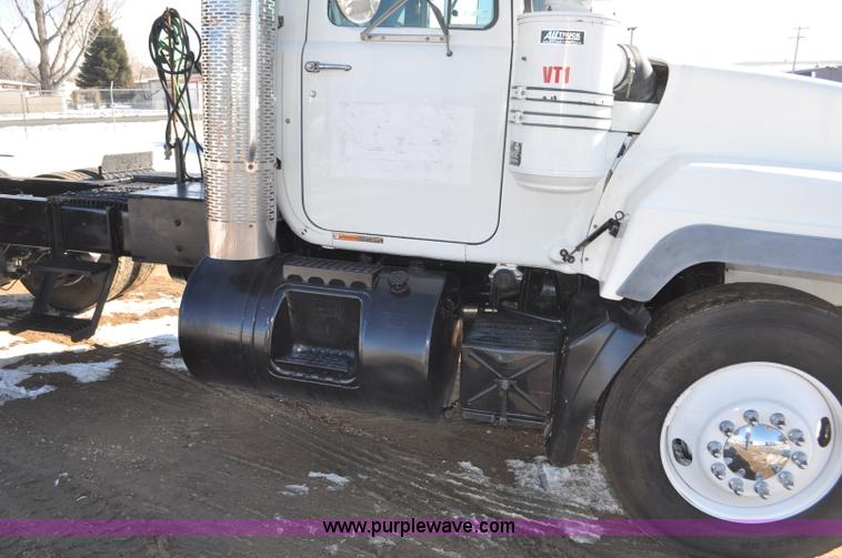 image for item G7093 2001 Mack RD688S semi truck