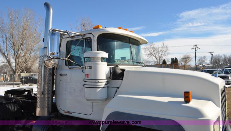 image for item G7093 2001 Mack RD688S semi truck