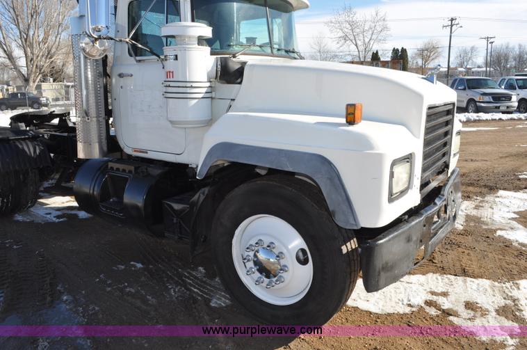 image for item G7093 2001 Mack RD688S semi truck