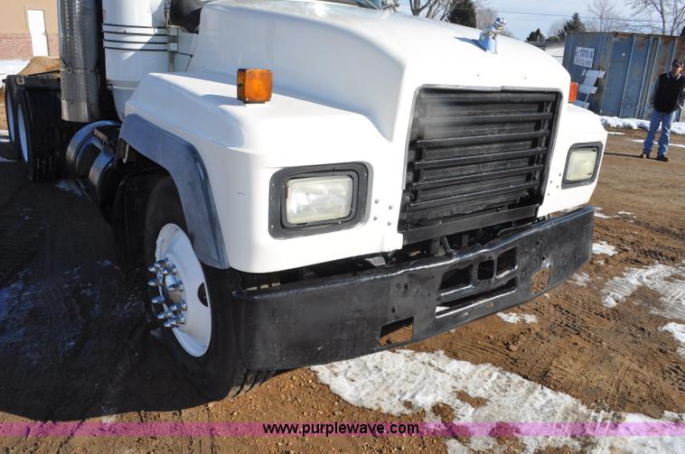 image for item G7093 2001 Mack RD688S semi truck