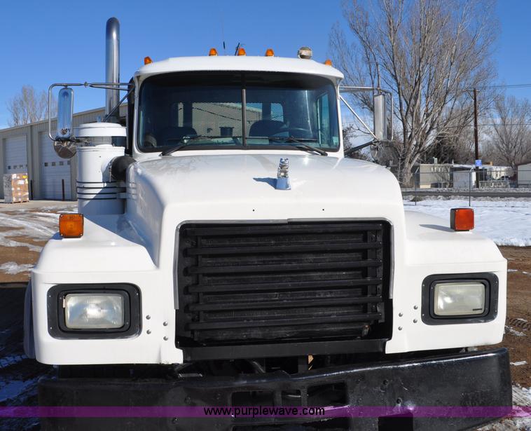 image for item G7093 2001 Mack RD688S semi truck
