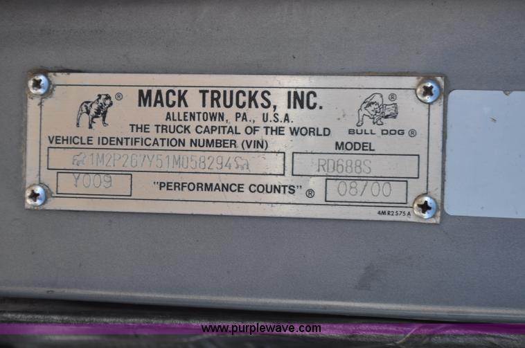 image for item G7093 2001 Mack RD688S semi truck