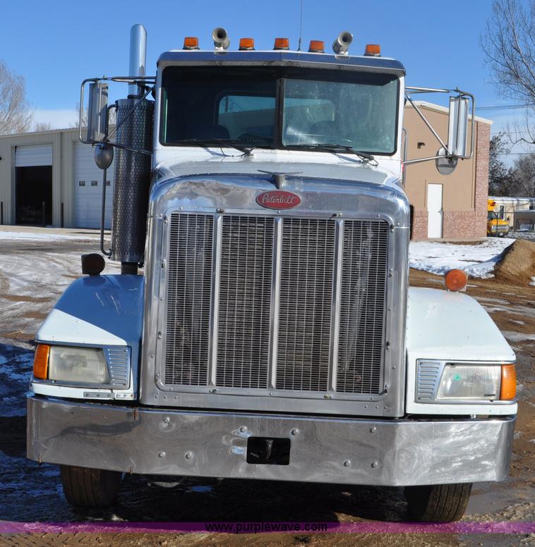 image for item G7094 1992 Peterbilt 377 truck cab and chassis